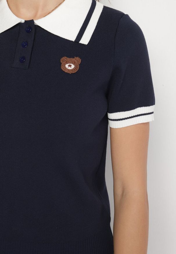 Born2be - Granatowy Komplet Dzianinowy z Wiskozą Koszulka Polo i Plisowana Spódnica Nelreis. Kolor: niebieski. Materiał: wiskoza, dzianina. Wzór: aplikacja