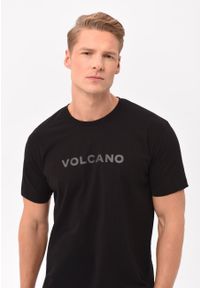 Volcano - Czarna koszulka, Comfort Fit, T-BRAND. Kolor: czarny. Materiał: bawełna, materiał. Długość rękawa: krótki rękaw. Długość: krótkie. Wzór: napisy, gładki. Styl: sportowy #1