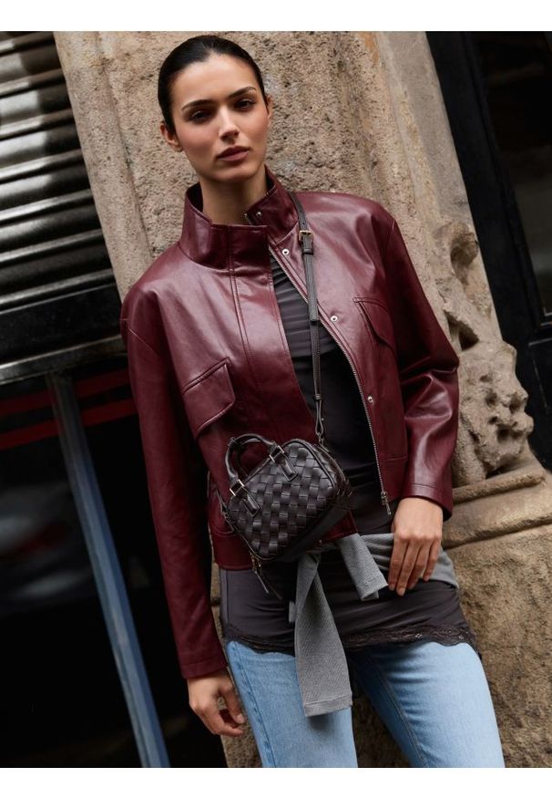 Reserved - Mała torebka na ramię - ciemnobrązowy. Kolor: brązowy. Materiał: skórzane. Rozmiar: małe. Rodzaj torebki: na ramię