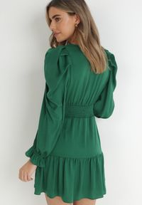 Born2be - Zielona Sukienka Taliowana z Falbanami Klasino. Kolor: zielony. Materiał: zamsz. Wzór: aplikacja. Długość: mini #4