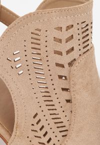 Born2be - Beżowe Botki Kowbojki Vices na Obcasie z Ażurową Cholewką i Wycięciem Dorfedi. Okazja: na co dzień. Kolor: beżowy. Materiał: jeans. Szerokość cholewki: normalna. Wzór: ażurowy. Obcas: na obcasie. Styl: casual, elegancki. Wysokość obcasa: średni #10