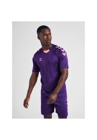 Koszulka piłkarska z krótkim rękawem męska Hummel Core XK Poly Jersey S/S. Kolor: fioletowy, różowy, wielokolorowy. Materiał: jersey. Długość rękawa: krótki rękaw. Długość: krótkie. Sport: piłka nożna