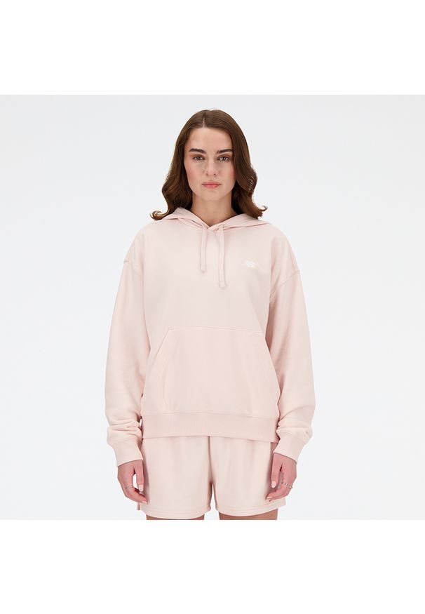 Bluza damska New Balance WT41507OUK – różowa. Okazja: na co dzień. Typ kołnierza: kaptur. Kolor: różowy. Materiał: bawełna, poliester, prążkowany, dresówka. Styl: klasyczny, casual