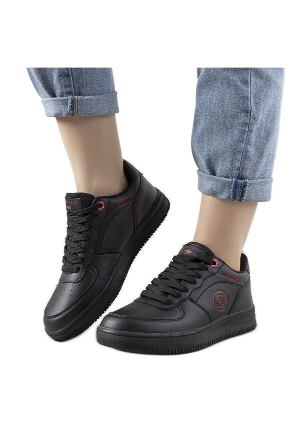 Czarne sneakersy damskie Cross Jeans Zemira. Okazja: na co dzień. Kolor: czarny. Materiał: skóra ekologiczna. Szerokość cholewki: normalna. Styl: casual, elegancki, sportowy