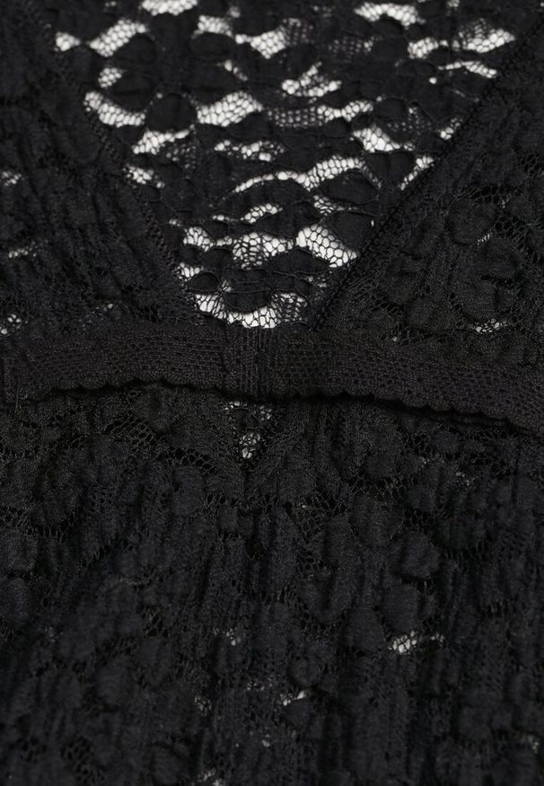 Renee - Czarna Bluzka Longsleeve z Koronki z Dekoltem w Kształcie Litery V Lerafera. Typ kołnierza: dekolt w kształcie V. Kolor: czarny. Materiał: koronka. Długość rękawa: długi rękaw. Wzór: koronka. Styl: rockowy