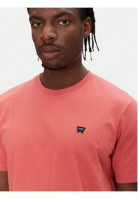 Wrangler T-Shirt Sign Off 112362687 Czerwony Regular Fit. Kolor: czerwony. Materiał: bawełna #5