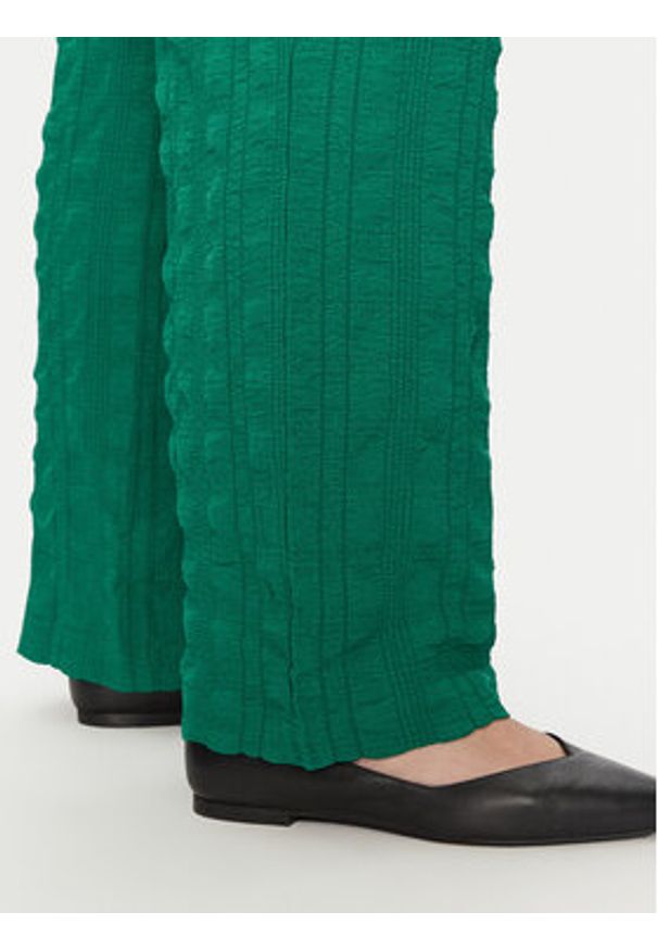 Vero Moda Spodnie materiałowe Noella 10325210 Zielony Straight Fit. Kolor: zielony. Materiał: wiskoza