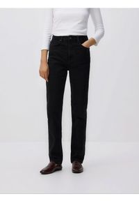 Reserved - Jeansy mom fit z dłuższą nogawką - czarny. Kolor: czarny. Długość: długie