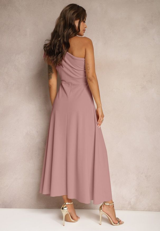 Renee - Ciemnoróżowa Sukienka Koktajlowa o Asymetrycznym Kroju na Jedno Ramię Ozdobiona Kokardą Vimorissa. Okazja: na wesele, na ślub cywilny, na studniówkę, na imprezę. Typ kołnierza: kokarda. Kolor: różowy. Wzór: aplikacja. Typ sukienki: asymetryczne. Styl: wizytowy