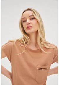 MOODO - Bawełniany t-shirt z kieszonką brązowy. Kolor: brązowy. Materiał: bawełna
