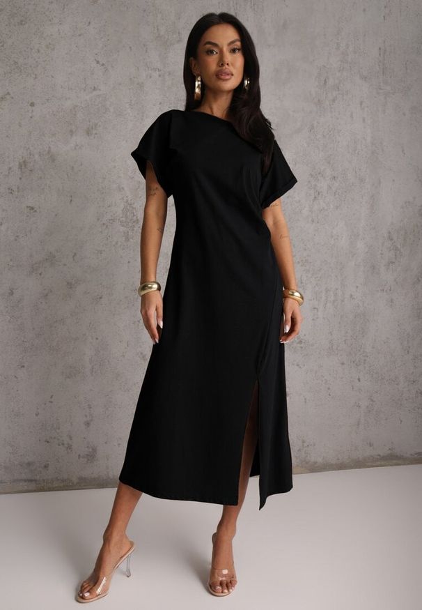 Renee - Czarna Rozkloszowana Sukienka Zdobiona Drapowaniem w Talii i Rozcięciem Uziola. Okazja: na co dzień. Kolor: czarny. Wzór: aplikacja. Typ sukienki: proste. Styl: casual