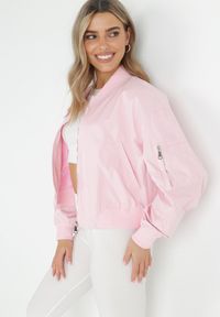 Born2be - Różowa Kurtka Bomberka z Szerokimi Rękawami Zdobionymi Kieszonkami Bryar. Kolor: różowy. Długość: krótkie. Wzór: aplikacja #1