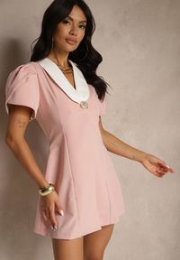 Renee - Różowa Sukienka w Stylu Retro Zdobiona Bufiastymi Rękawami i Broszką Tiazelle. Okazja: na randkę. Typ kołnierza: dekolt w kształcie V. Kolor: różowy. Wzór: aplikacja. Styl: retro