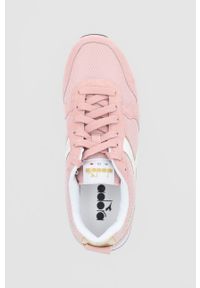 Diadora Buty kolor różowy na platformie. Nosek buta: okrągły. Zapięcie: sznurówki. Kolor: różowy. Materiał: guma. Obcas: na platformie #5