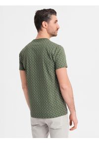 Ombre Clothing - Koszulka męska dzianinowa z nadrukiem full print – oliwkowa V2 OM-TSFP-0250 - XXL. Okazja: na co dzień. Kolor: oliwkowy. Materiał: dzianina. Długość rękawa: krótki rękaw. Długość: krótkie. Wzór: nadruk. Styl: klasyczny, casual #3