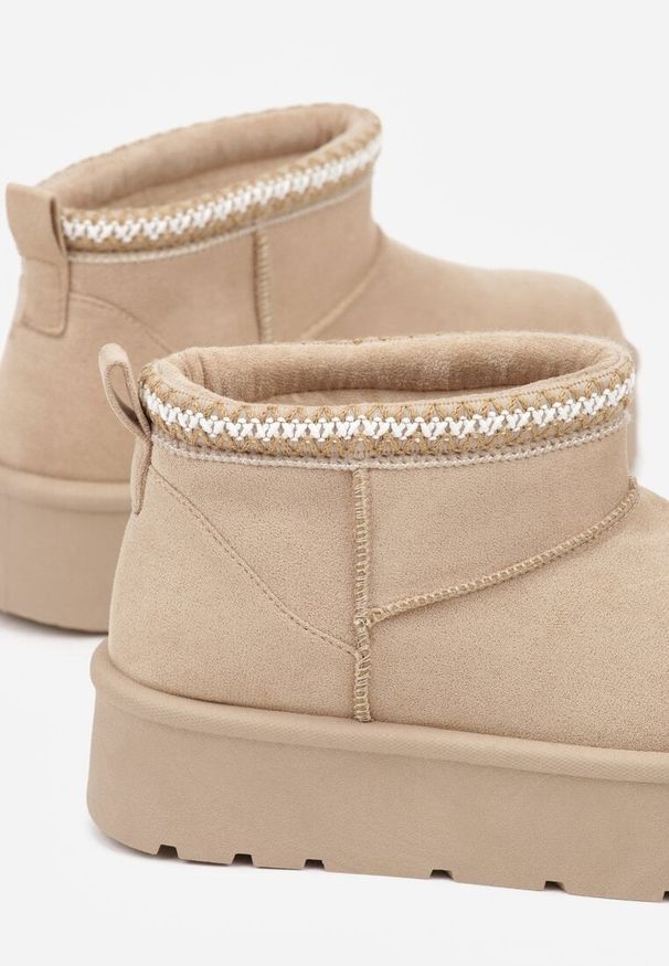 Born2be - Ciemnobeżowe Śniegowce na Grubej Podeszwie Zdobione Haftem Sewnella. Okazja: na co dzień. Zapięcie: bez zapięcia. Kolor: beżowy. Materiał: jeans. Wzór: aplikacja, haft. Sezon: jesień, zima. Styl: casual