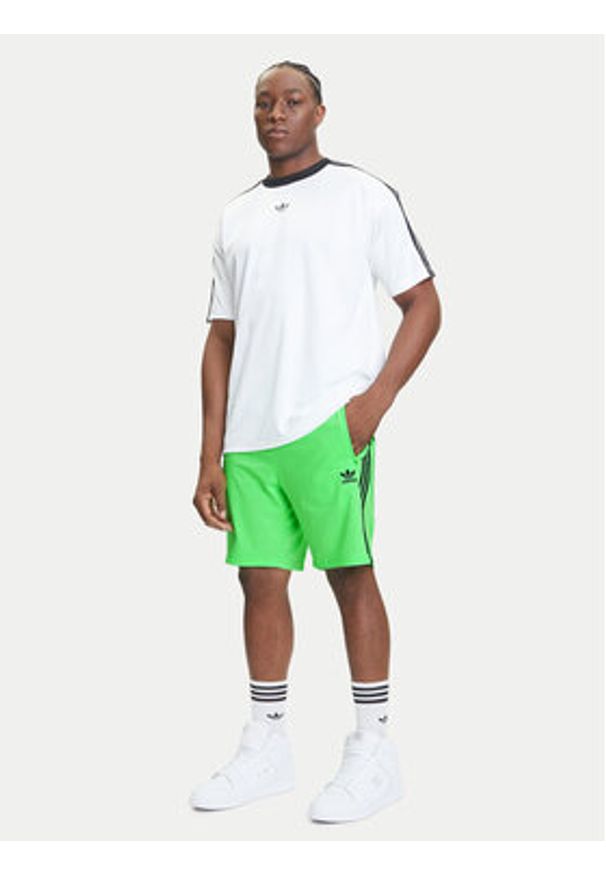 Adidas - adidas Szorty sportowe adicolor Firebird JY1340 Zielony Regular Fit. Kolor: zielony. Materiał: syntetyk. Styl: sportowy