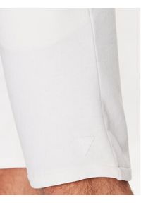 Guess Szorty sportowe Aldwin Z2YD04 KAIJ1 Biały Slim Fit. Kolor: biały. Materiał: bawełna. Styl: sportowy