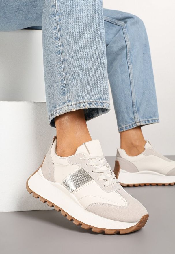 Born2be - Beżowe Sneakersy na Grubej Podeszwie Ozdobione Cyrkoniami Fenorelis. Okazja: na co dzień. Zapięcie: sznurówki. Kolor: beżowy. Materiał: jeans. Wzór: aplikacja