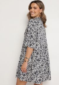 Born2be - Biało-Granatowa Bawełniana Sukienka w Kwiaty o Rozkloszowanym Kroju Jenaleira. Okazja: na co dzień. Typ kołnierza: dekolt w serek. Kolor: biały. Materiał: bawełna. Długość rękawa: krótki rękaw. Wzór: kwiaty. Styl: klasyczny, casual #6