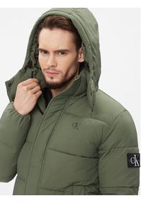 Calvin Klein Jeans Kurtka puchowa Essentials J30J323708 Zielony Regular Fit. Kolor: zielony. Materiał: puch, syntetyk
