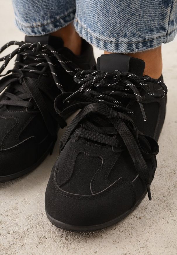 Renee - Czarne Sneakersy z Podwójnym Sznurowaniem i Geometrycznymi Wstawkami Adrearah. Okazja: na co dzień. Zapięcie: sznurówki. Kolor: czarny. Materiał: jeans. Wzór: geometria