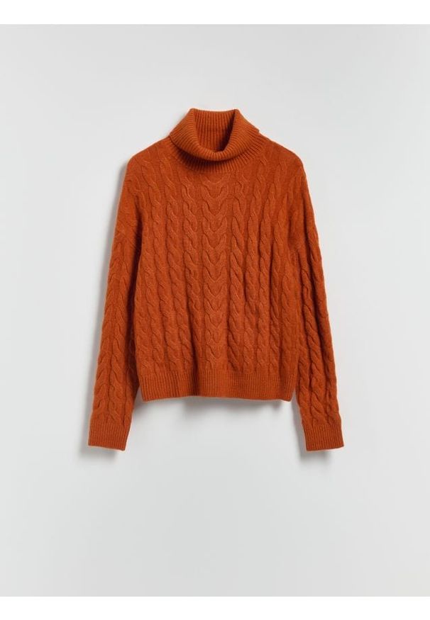 Reserved - Golf z ozdobnym splotem - miedziany. Typ kołnierza: golf. Kolor: brązowy. Materiał: dzianina. Wzór: ze splotem