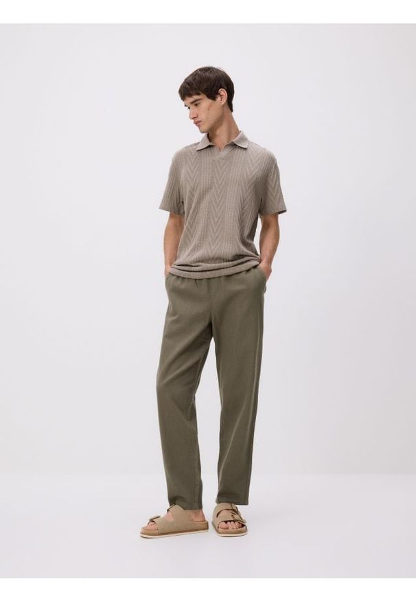 Reserved - Strukturalne polo comfort fit - beżowy. Typ kołnierza: polo. Kolor: beżowy. Materiał: dzianina
