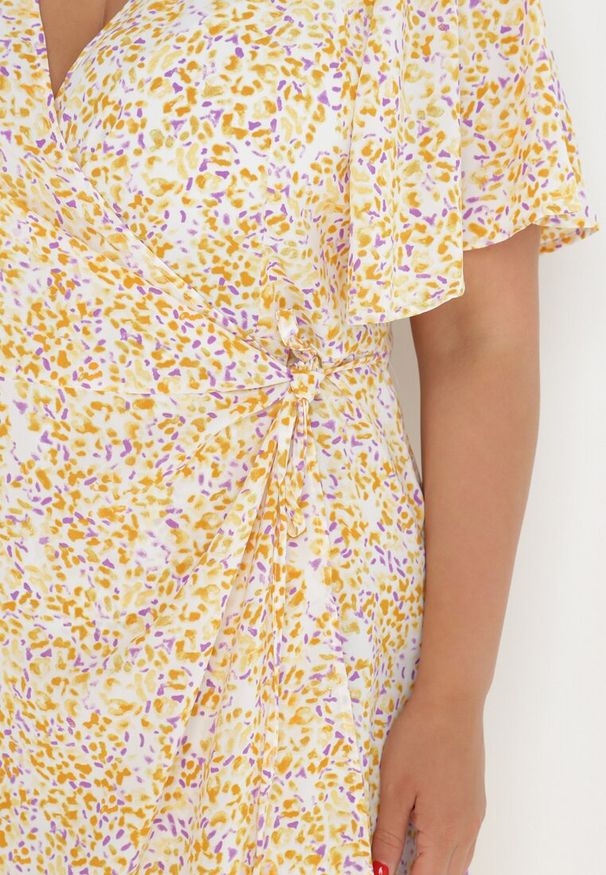 Born2be - Biało-Żółta Sukienka Kharare. Kolekcja: plus size. Kolor: biały. Wzór: kolorowy. Typ sukienki: dla puszystych, kopertowe. Długość: midi