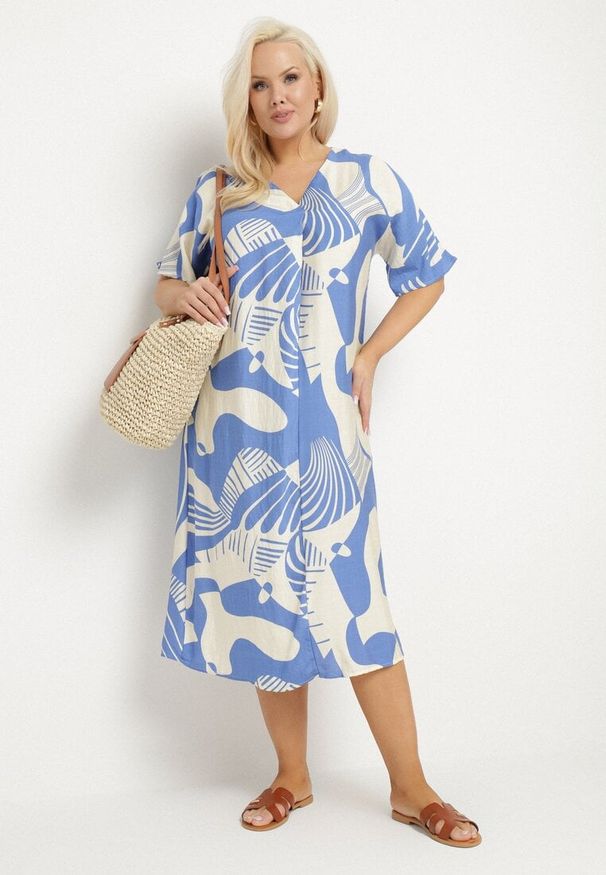 Born2be - Niebieska Sukienka o Pudełkowym Kroju z Dekoltem w Serek w Abstrakcyjny Print Salliven. Okazja: na co dzień. Typ kołnierza: dekolt w serek. Kolekcja: plus size. Kolor: niebieski. Długość rękawa: krótki rękaw. Wzór: nadruk. Typ sukienki: dla puszystych. Styl: elegancki, casual