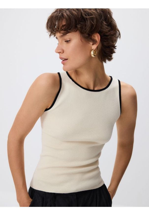 Reserved - Top z wiskozą - złamana biel. Materiał: wiskoza