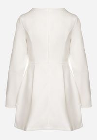 Born2be - Biała Sukienka Taliowana z Kwadratowym Dekoltem Jelzemis. Okazja: na co dzień, na spacer. Typ kołnierza: dekolt kwadratowy. Kolor: biały. Materiał: poliester. Długość rękawa: długi rękaw. Typ sukienki: proste. Styl: casual, elegancki #3