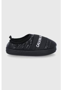 Calvin Klein Jeans Kapcie kolor czarny. Kolor: czarny. Materiał: materiał, guma. Wzór: gładki