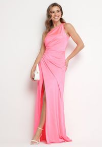 Born2be - Różowa Sukienka na Jedno Ramię z Marszczeniem i Rozcięciem Talirisa. Okazja: na ślub cywilny, na imprezę, na wesele. Kolor: różowy. Typ sukienki: asymetryczne. Styl: klasyczny, elegancki #4