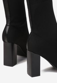 Born2be - Czarne Botki Cillolis. Wysokość cholewki: za kostkę. Nosek buta: szpiczasty. Zapięcie: bez zapięcia. Kolor: czarny. Materiał: materiał. Szerokość cholewki: normalna. Wzór: aplikacja, kwiaty. Obcas: na obcasie. Wysokość obcasa: średni #5