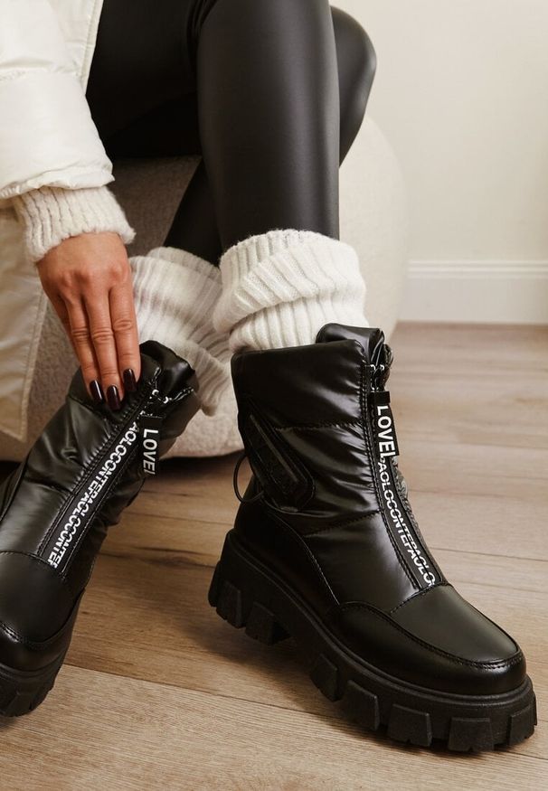 Born2be - Czarne Śniegowce na Płaskiej Podeszwie z Zamkiem z Przodu i Napisem Bulluna. Zapięcie: zamek. Kolor: czarny. Materiał: dzianina, jeans. Wzór: napisy. Obcas: na płaskiej podeszwie