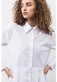 IVY & OAK - Ivy Oak koszula bawełniana damska kolor biały regular z kołnierzykiem klasycznym. Okazja: na co dzień. Typ kołnierza: kołnierzyk klasyczny. Kolor: biały. Materiał: bawełna. Długość rękawa: długi rękaw. Długość: długie. Styl: klasyczny #4