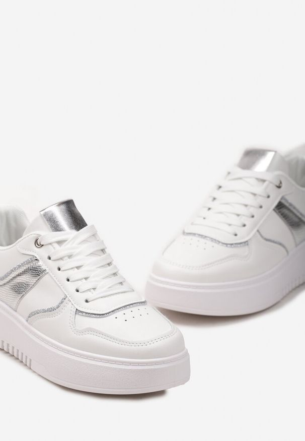 Renee - Biało-Srebrne Sneakersy na Platformie z Brokatowymi Akcentami Sellona. Nosek buta: okrągły. Zapięcie: sznurówki. Kolor: biały. Materiał: materiał. Obcas: na platformie. Wysokość obcasa: niski