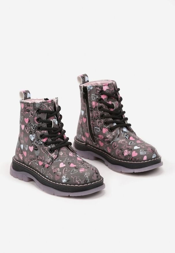 Born2be - Szare Lakierowane Płaskie Botki w Stylu Traperów z Serduszkami Tarlia. Okazja: na co dzień. Nosek buta: okrągły. Kolor: szary. Materiał: lakier. Styl: wizytowy, casual, elegancki