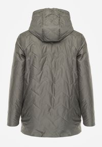 Born2be - Zielona Przejściolwa Pikowana Kurtka z Odpinanym Kapturem Nevistta. Okazja: na spacer, na co dzień, do pracy. Kolekcja: plus size. Kolor: zielony. Materiał: poliester, jeans. Styl: casual, elegancki #3