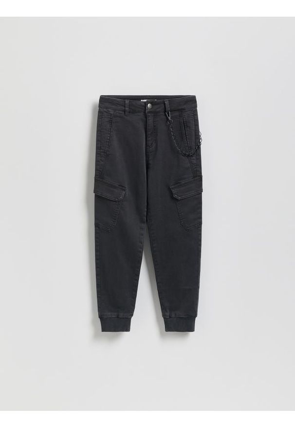 Reserved - Spodnie joggery z łańcuchem - ciemnoszary. Kolor: szary. Materiał: bawełna, tkanina