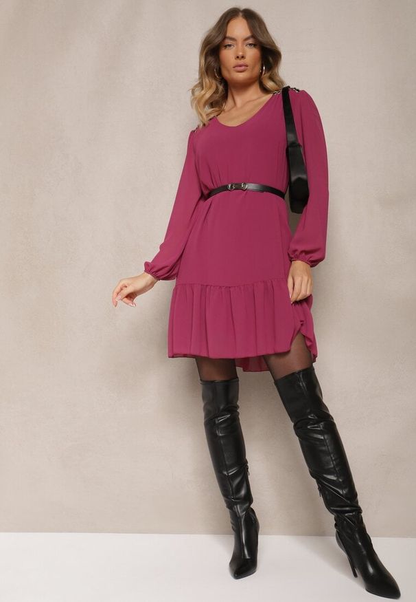 Renee - Fioletowa Sukienka z Wiskozą z Bufiastymi Rękawami i Falbanką u Dołu z Siateczki Ilita. Okazja: na co dzień. Typ kołnierza: dekolt w serek. Kolor: fioletowy. Materiał: wiskoza. Typ sukienki: proste. Styl: casual