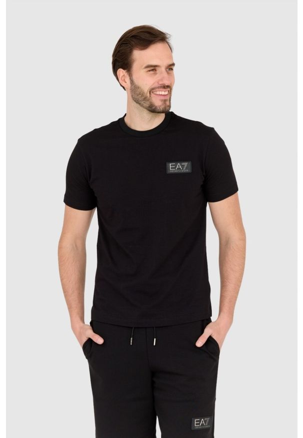 EA7 Emporio Armani - EA7 Czarny męski t-shirt z naszywką z logo, Rozmiar XL. Kolor: czarny. Wzór: aplikacja
