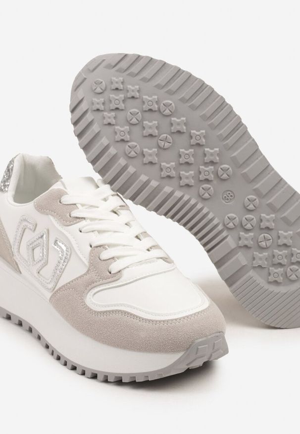 Renee - Białe Sneakersy na Niskiej Platformie Zdobione Aplikacją Alimrela. Okazja: na co dzień. Nosek buta: okrągły. Kolor: biały. Materiał: jeans. Wzór: aplikacja. Obcas: na platformie