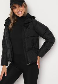 Born2be - Czarna Pikowana Kurtka z Kapturem Mivuna. Okazja: na co dzień. Typ kołnierza: kaptur. Kolor: czarny. Materiał: jeans. Długość: krótkie. Styl: casual #4