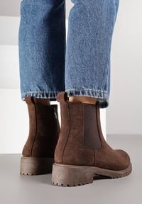 Renee - Brązowe Botki Sztyblety Ozdobione Elastycznym Elementem Clasina. Okazja: na co dzień. Kolor: brązowy. Wzór: aplikacja. Styl: casual, elegancki #5