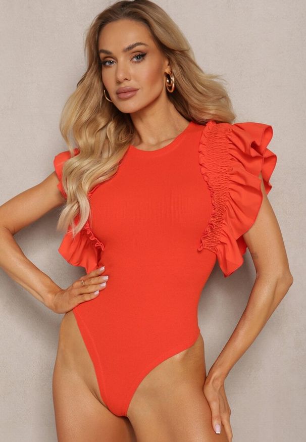 Renee - Pomarańczowe Eleganckie Body z Bawełny z Zapięciem na Napy Wykończone Falbankami Iilines. Okazja: na co dzień, do pracy. Typ kołnierza: kołnierz z falbankami. Kolor: pomarańczowy. Materiał: bawełna. Długość rękawa: krótki rękaw. Długość: krótkie. Styl: elegancki