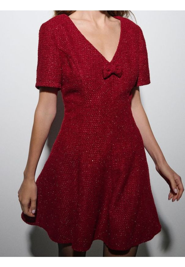 Sinsay - Elegancka sukienka mini z ozdobną kokardą - bordowy. Typ kołnierza: kokarda. Kolor: czerwony. Styl: elegancki. Długość: mini