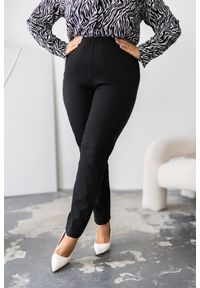 Nasi partnerzy - Czarne spodnie Alex PLUS SIZE XXL. Stan: podwyższony. Kolekcja: plus size. Kolor: czarny. Materiał: wiskoza, guma, poliamid, elastan, materiał. Wzór: jednolity. Styl: sportowy, elegancki