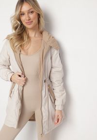 Born2be - Jasnobeżowa Kurtka Parka z Kapturem i Ściągaczem w Pasie Sizana. Okazja: na spacer, na co dzień. Typ kołnierza: kaptur. Kolor: beżowy. Materiał: jeans. Styl: klasyczny, casual, elegancki #4